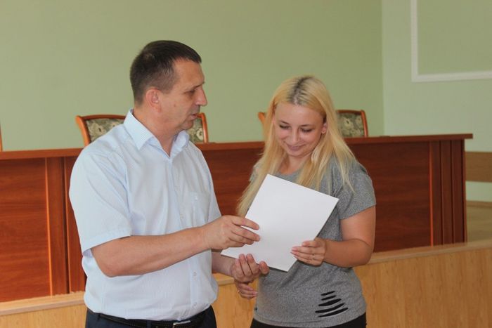 На фото: глава района Б.И. Зуев вручает молодым семьям Павловского района свидетельства о праве на получение социальной выплаты