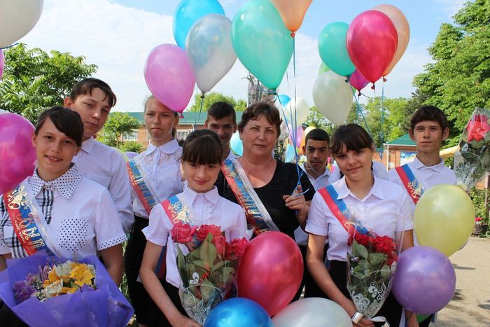 На фото: последний звонок в школах Павловского района