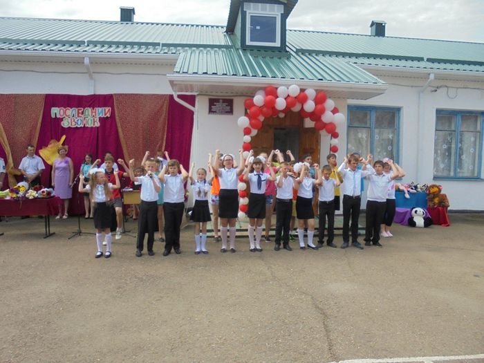 На фото: последний звонок в школах Павловского района