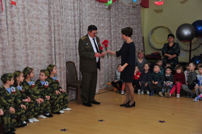 На фото: подполковник погранвойск в отставке В.В. Клименко в детском саду №2