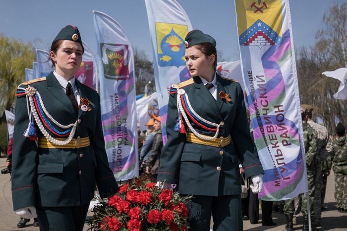 На фото: участники акции "Вахта Памяти"