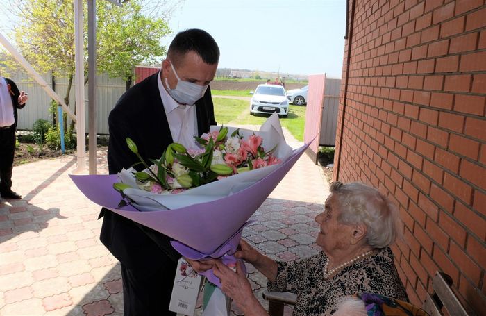 Глава района поздравил труженицу тыла со 100-летием