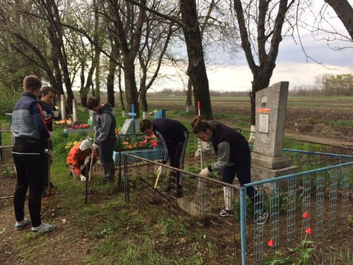 На фото: уборка могил ветеранов ВОВ в Среднечелбасском поселении