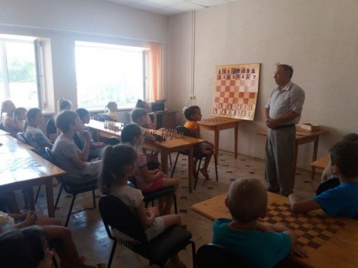 На фото: мастер-класс по шахматам для детей