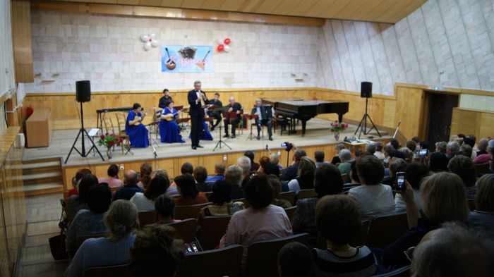 На фото: творческий отчёт ансамбля народных инструментов преподавателей «Карусель»