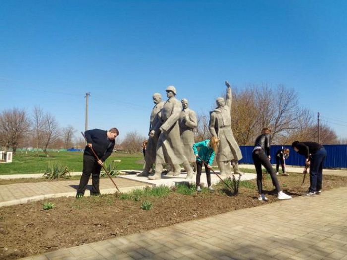 На фото: уборка мемориала в Новопетровском поселении