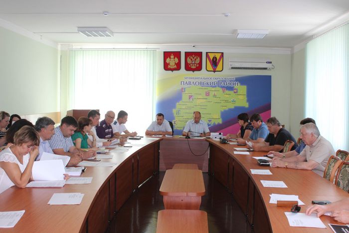 на фото: заседание депутатских комиссий