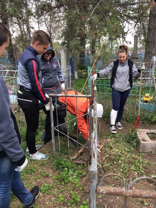 На фото: уборка в Среднечелбасском поселении