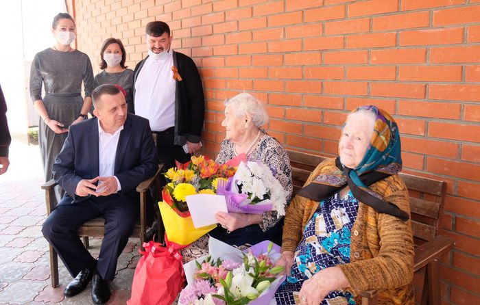 Глава района поздравил труженицу тыла со 100-летием