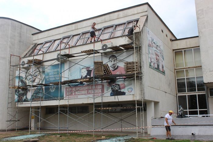 На фото: демонтаж окон в Детской школе искусств