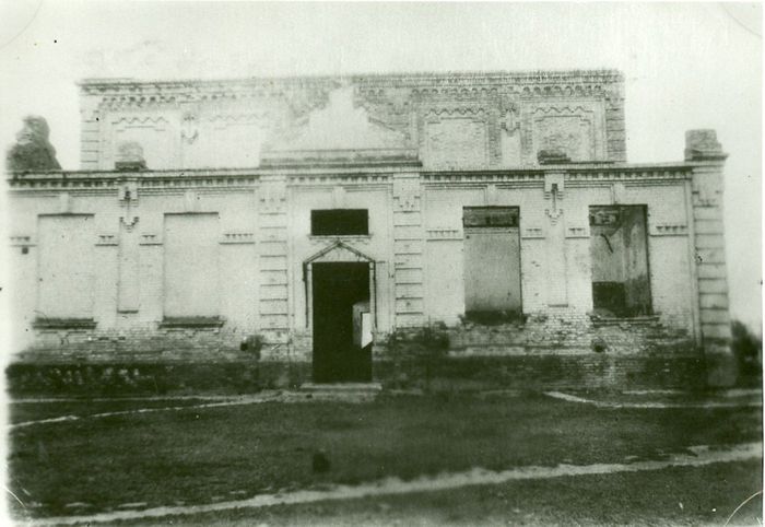 Разрушенная школа  №2 ст. Павловской 1943 г., вид со двора школы