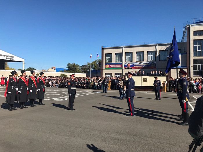 На фото: передача знамени Ейскому кадетскому корпусу