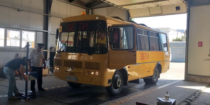 Сотрудники ОГИБДД Павловского района проверяют техническое состояние школьных автобусов