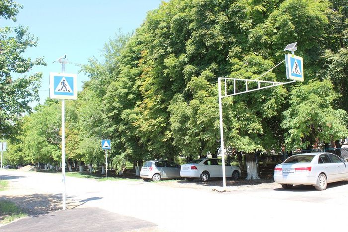 На фото: установлены светофоры Т7 возле школы №3