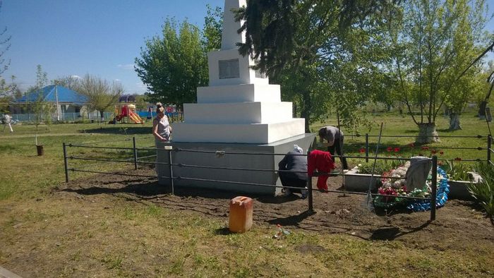 На фото: уборка мемориалов в Веселовском поселении