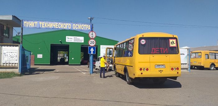 Сотрудники ОГИБДД Павловского района проверяют техническое состояние школьных автобусов