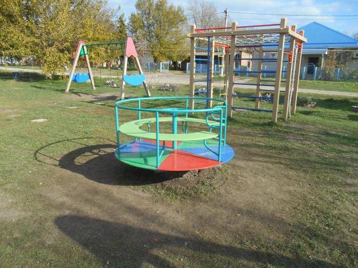 На фото: новая детская игровая площадка в ст. Веселой