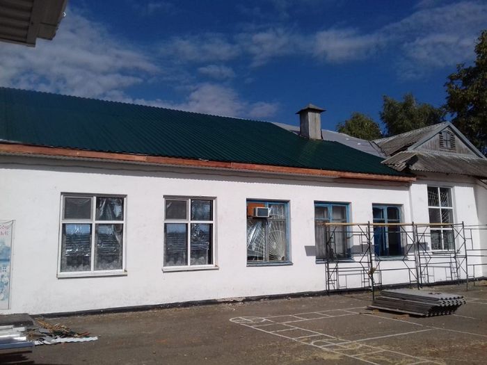 На фото: ремонт кровли школы №17 с. Краснопартизанское