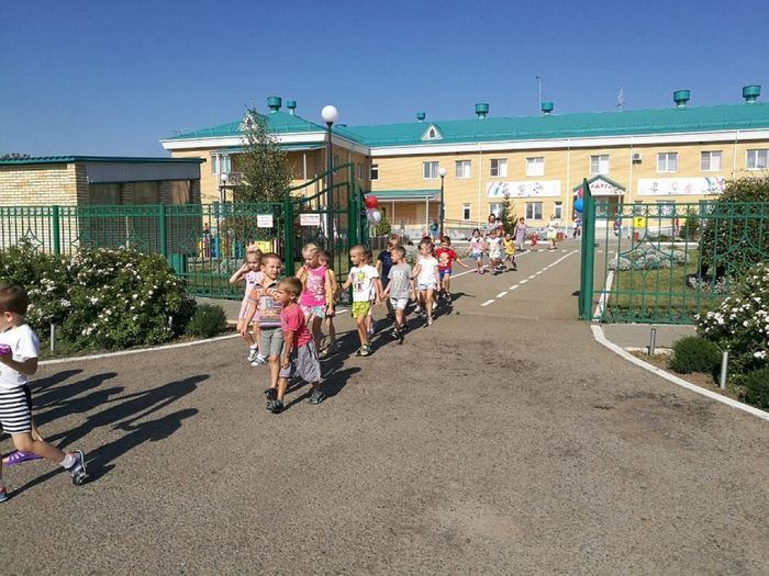 На фото: проведение тренировочной эвакуации в День безопасности в детских садах