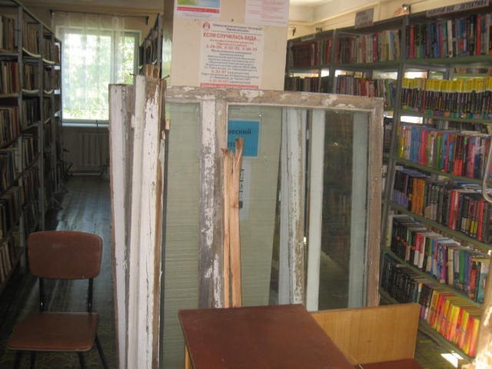На фото: ремонт окон в старолеушковской библиотеке
