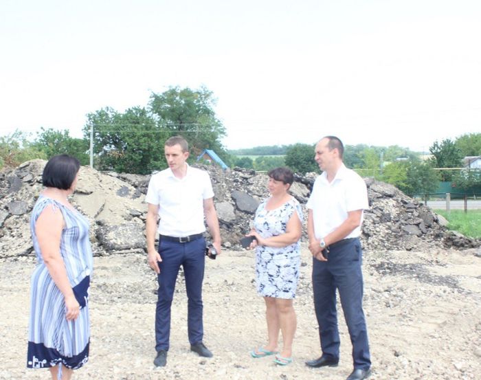 На фото: строительство спортивной площадки в Среднечелбасском поселении