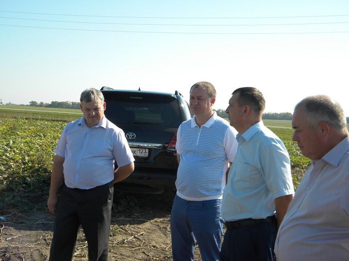На фото: глава района посетил с рабочим визитом ЗАО «Юбилейное»