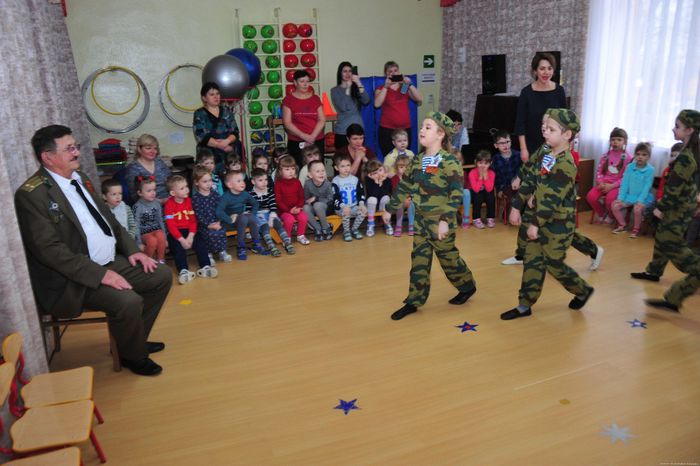 На фото: подполковник погранвойск в отставке В.В. Клименко в детском саду №2