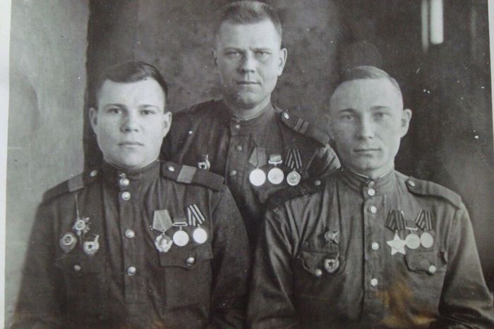 Хмель Иван Сергеевич слева