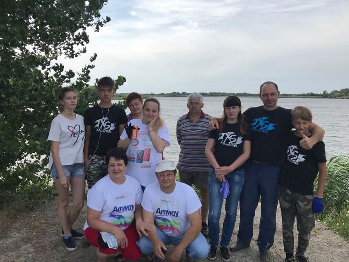 На фото: участники акции "Чистый берег" в Старолеушковском сельском поселении