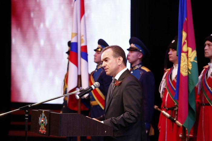 На фото: поздравление губернатора В.И. Кондратьева