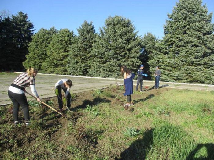 На фото: уборка памятников в Новопластуновском поселении