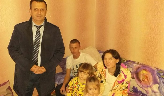 На фото: глава района посетил семьи с детьми