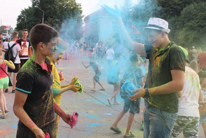 На фото: молодежный фестиваль «Краски лета»