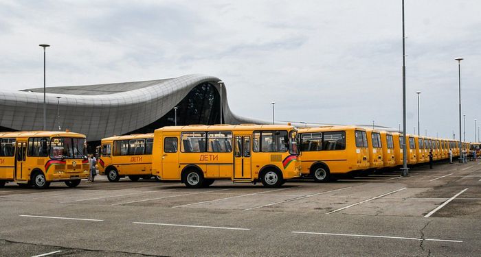 На фото: школьные автобусы