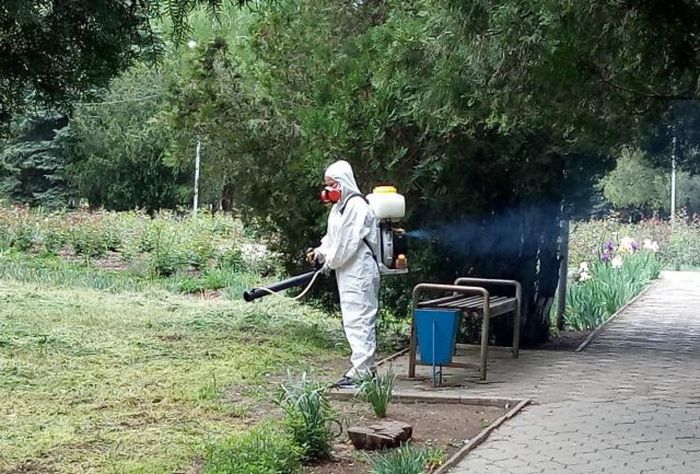 На фото: борьба с клещами и комарами в Новопластуновском сельском поселении