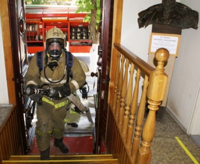 На фото: огнеборцы ст. Павловской провели пожарно-тактическое занятие с отработкой плана эвакуации
