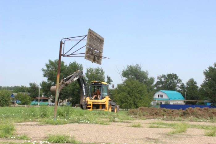 На фото: строительство спортивной площадки в Среднечелбасском поселении