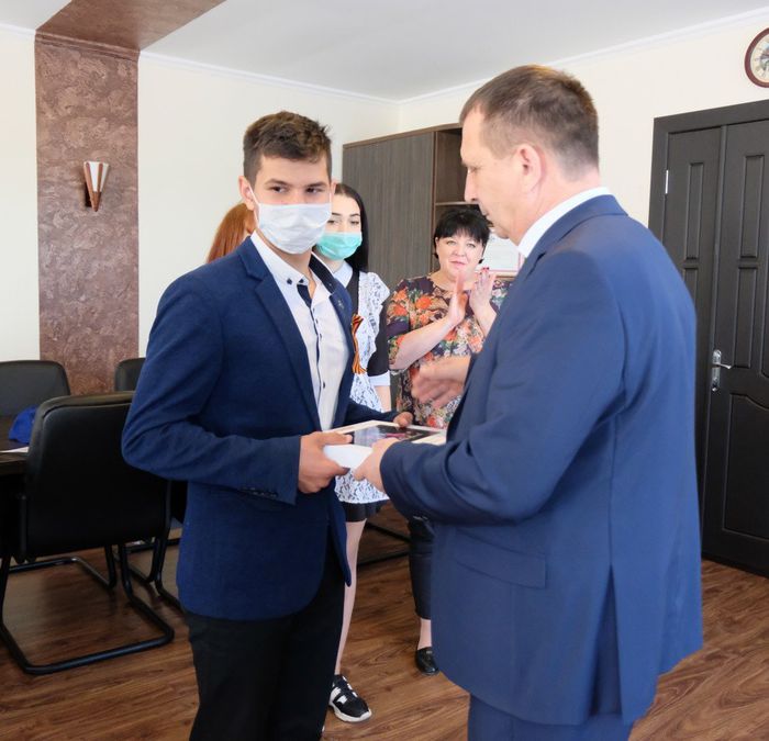 В Павловском районе трем школьникам вручили планшеты (1)