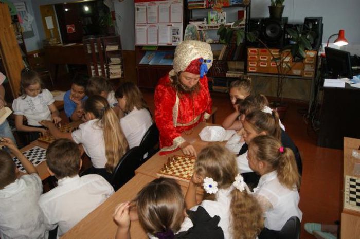На фото: знакомство с миром шахмат в Веселовском сельском поселении
