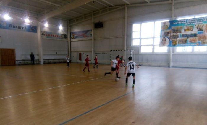 На фото: соревнования по мини-футбол
