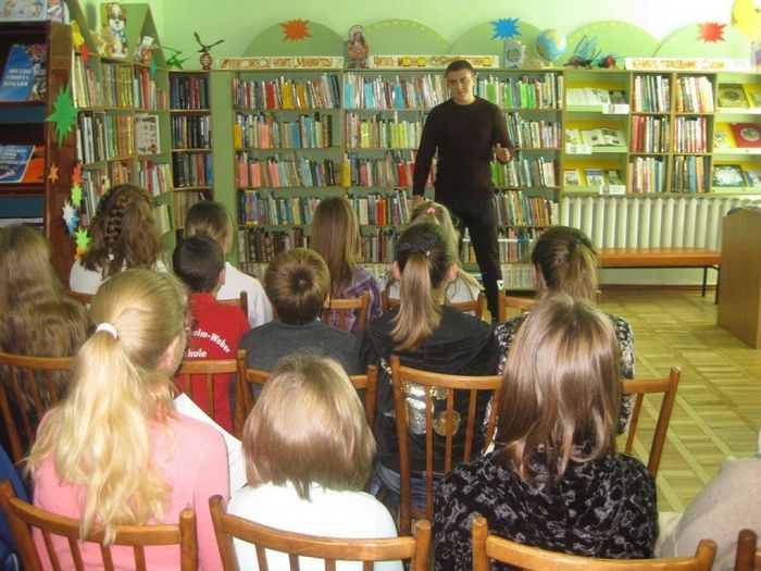 На фото: литературно-спортивный час в Детской библиотеке Павловского сельского поселения