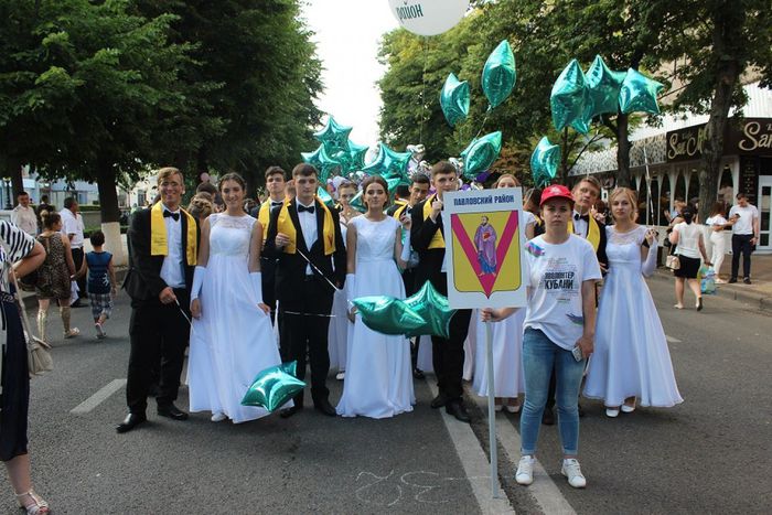 На фото: выпускники школ Павловского района на Губернаторском балу в Краснодаре