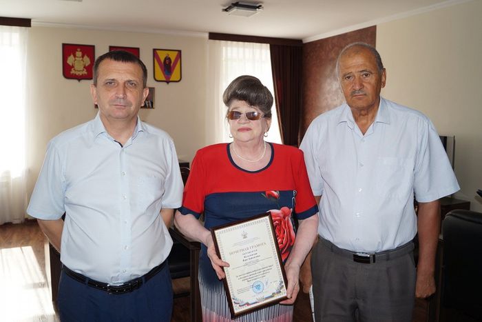 На фото: глава района Б.И. Зуев вручает почетную грамоту В.А. Колесниковой