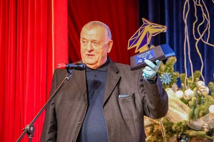 Василий Толстопятов, владелец Кармель Барс, получает награду "Лошадь года"
