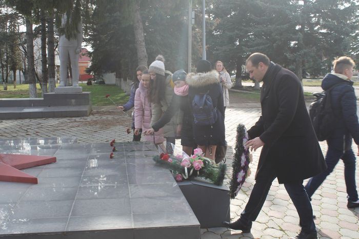 На фото: памятные мероприятия в честь годовщины освобождения ст. Старолеушковской от немецко-фашистских захватчиков