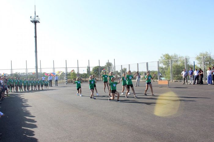 На фото: торжественное открытие спортплощадки в школе №15