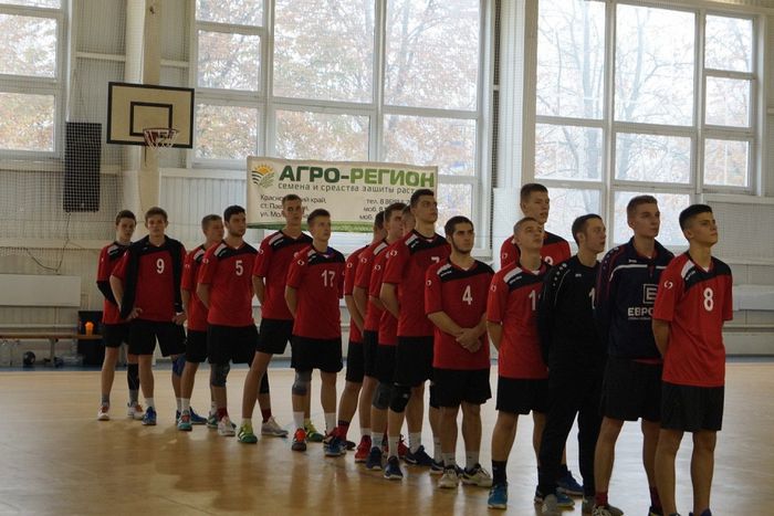 На фото: первенство России по гандболу среди юношей до 18 лет
