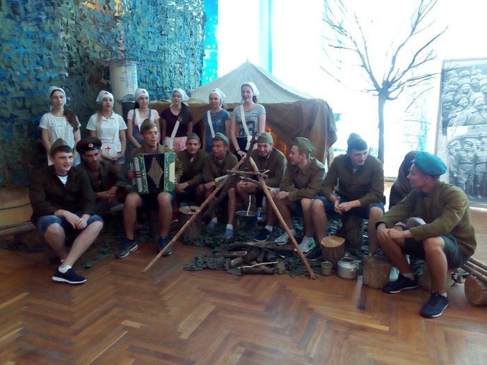 На фото: экскурсия павловских школьников в музей Степановых