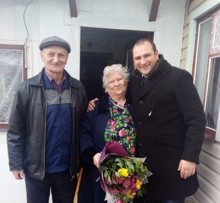 На фото: поздравление главы поселения юбиляров семейной жизни семьи Колесник