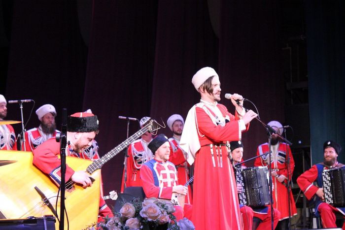 На фото: концерт Кубанского казачьего хора в ст. Павловской
